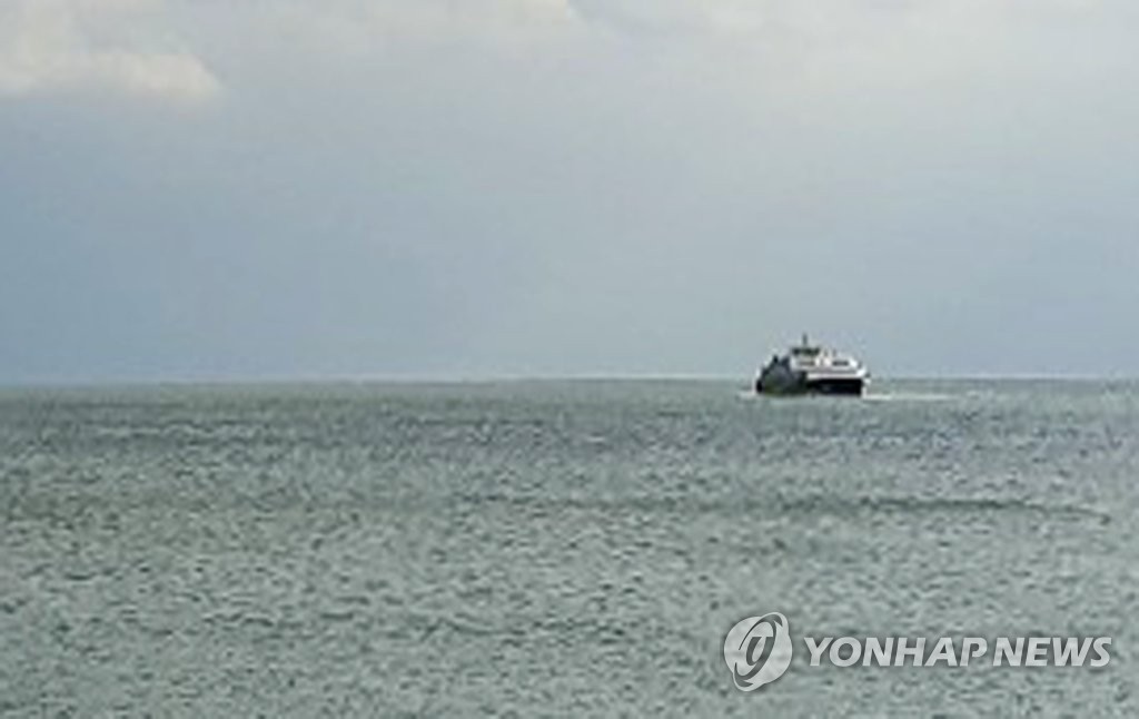 백령도 입항 못 하고 해상에 떠 있는 하모니플라워호