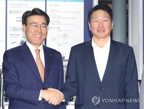 악수하는 SK-포스코 회장