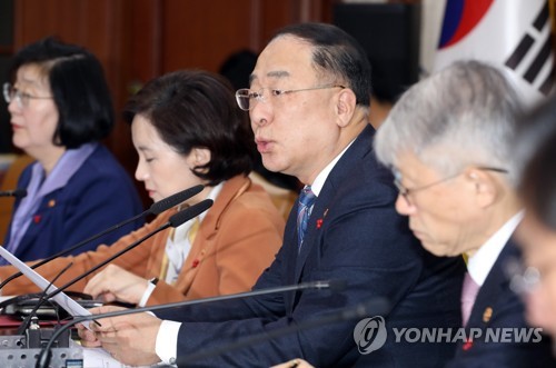 발언하는 홍남기 부총리