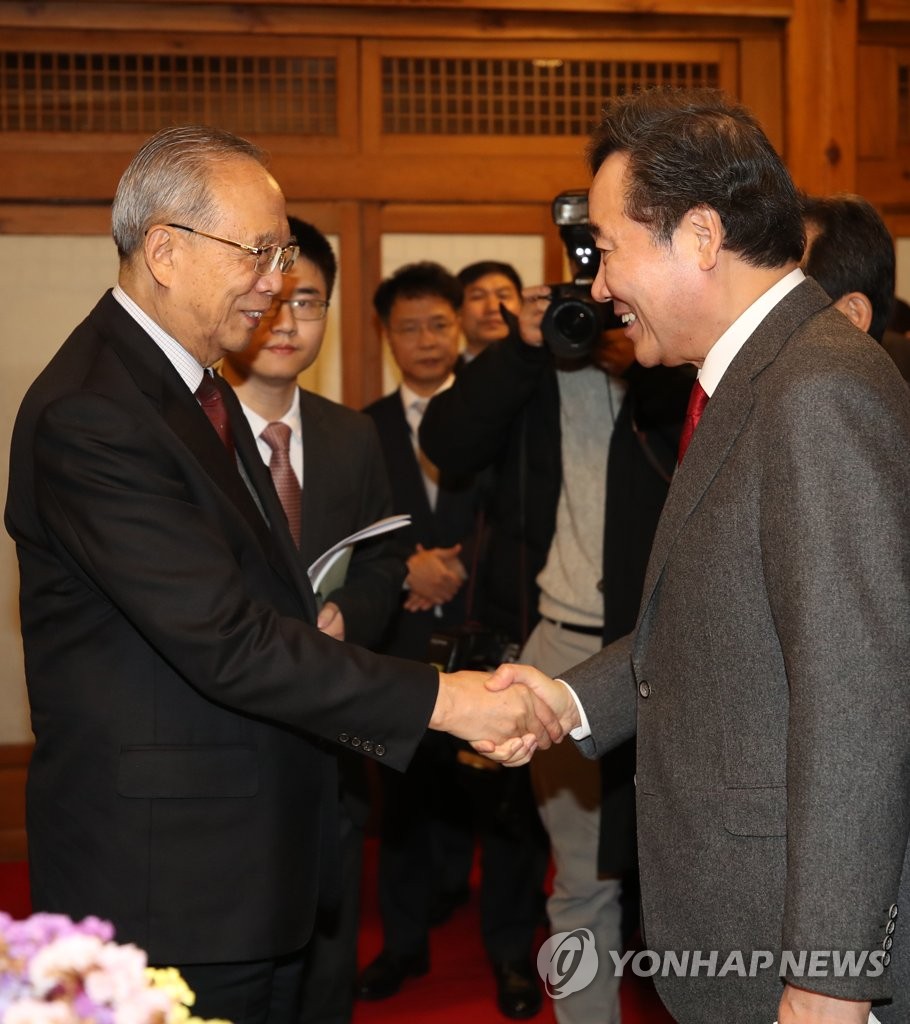 PM meets Chinese, Korean bizmen PM meets Chinese, Korean bizmen