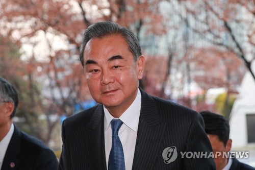외교부 찾은 왕이