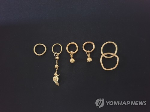 석강리고분군서 출토된 금귀걸이 장신구류