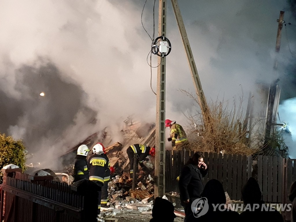 폴란드 스키 리조트 가스폭발 현장서 실종자 수색