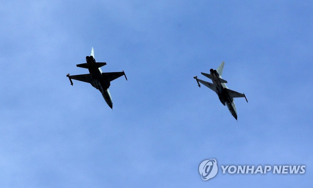우리 공군 단독 훈련 '소링 이글', 편대 비행 전투기