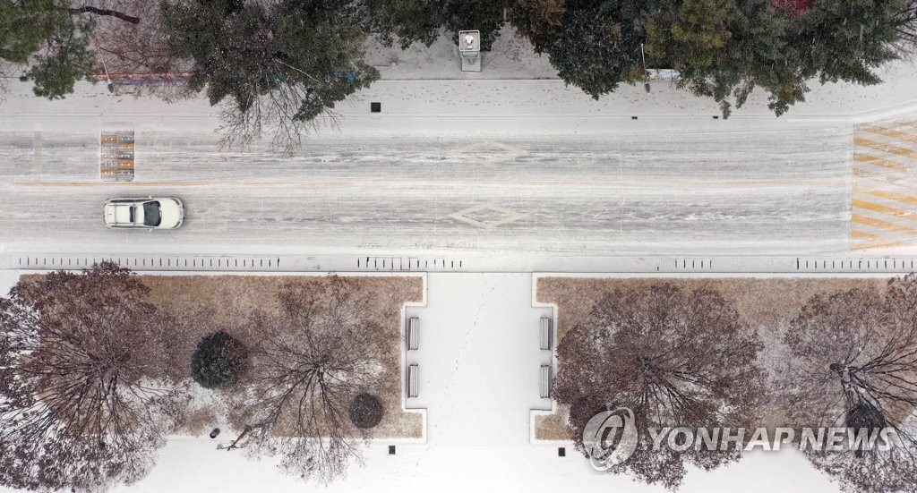 눈 쌓인 캠퍼스 도로
