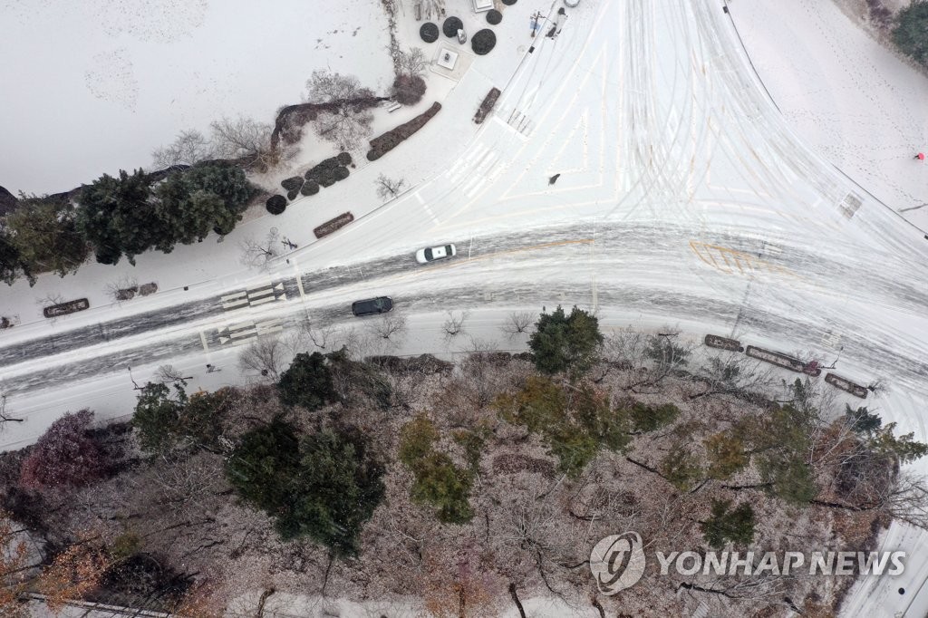 눈 쌓인 캠퍼스 도로