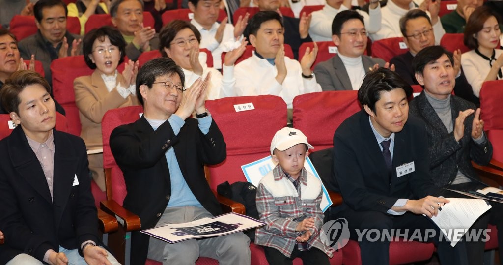 박수치는 유승민