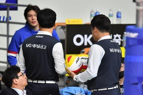 경기구 확인하는 심판진
