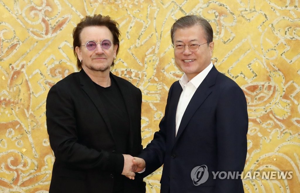 악수하는 문 대통령과 록밴드 'U2' 보노