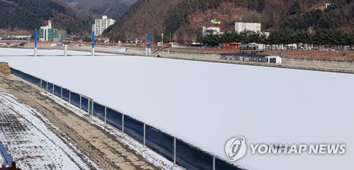 강추위에 얼어붙은 화천산천어축제장