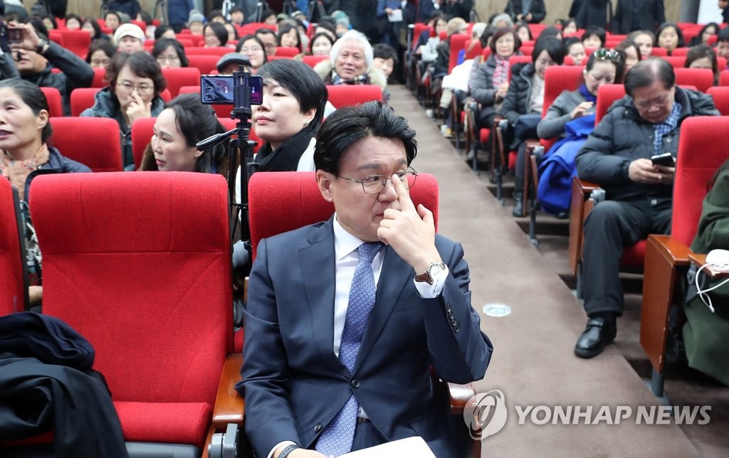 안경 만지는 황운하 청장