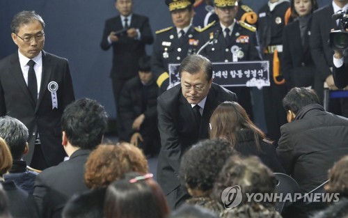 유가족 위로하는 문 대통령