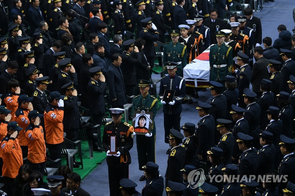 영결식장 떠나는 운구 행렬