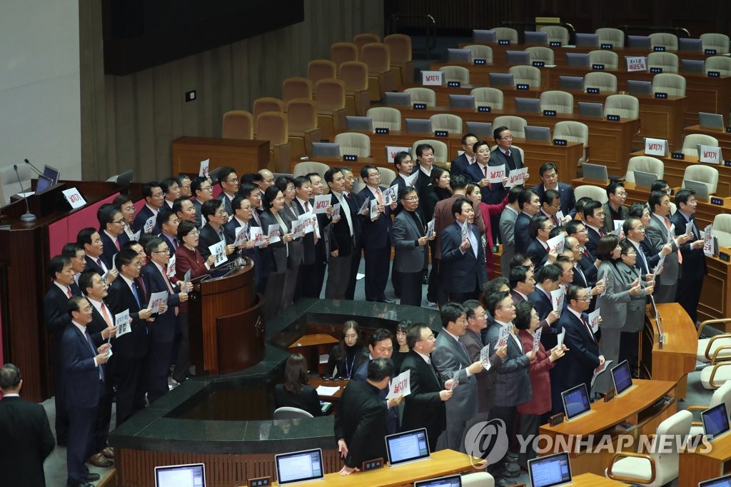 예산안 통과 항의하는 한국당