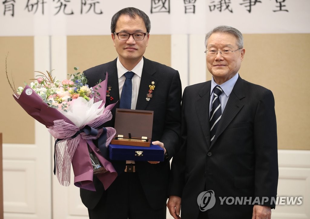 백봉신사상 수상하는 박주민