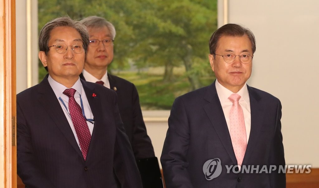 신임대사 신임장 수여식 입장하는 문 대통령