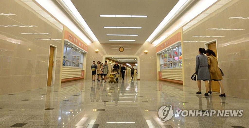 평양의 '지하궁전' 지하철 역사 내 매점들