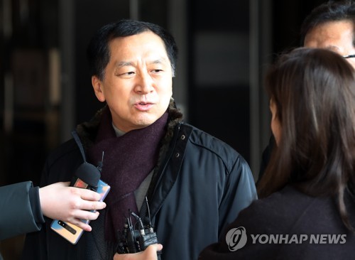 답변하는 김기현 전 울산시장