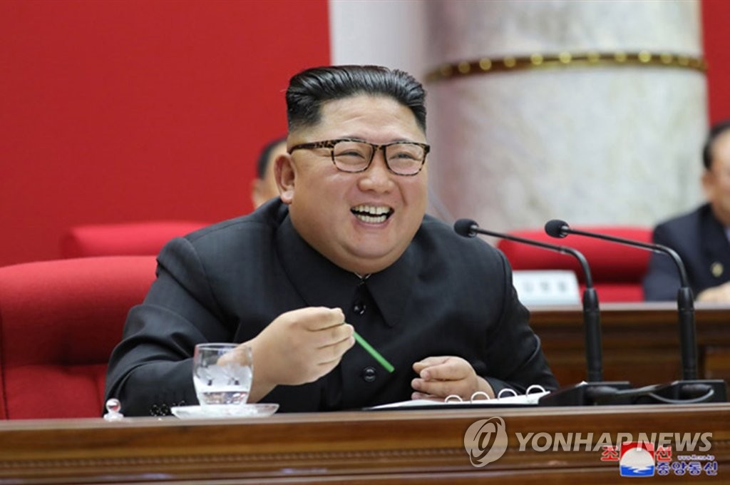 활짝 웃는 김정은 북한 국무위원장