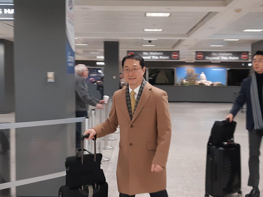 Deputy Foreign Minister Kim Gunn arrives in Dulles International Airport near Washington D.C. on Jan. 3, 2020. (Yonhap)