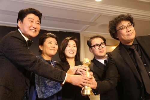 기생충 제작진 골든글로브 트로피 들고 화이팅