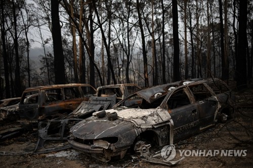 호주 산불에 처참하게 탄 차량들