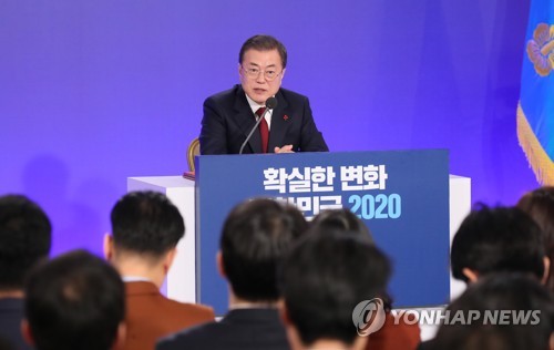 신년 기자회견에서 답하는 문 대통령