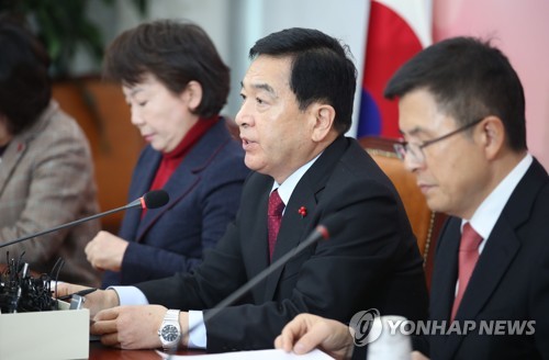 발언하는 심재철 원내대표