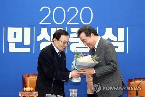 환영 꽃다발 받는 이낙연 전 국무총리