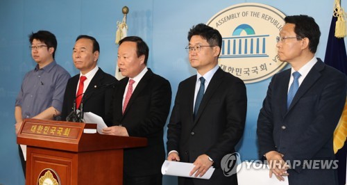 주택공약 발표 기자회견하는 자유한국당