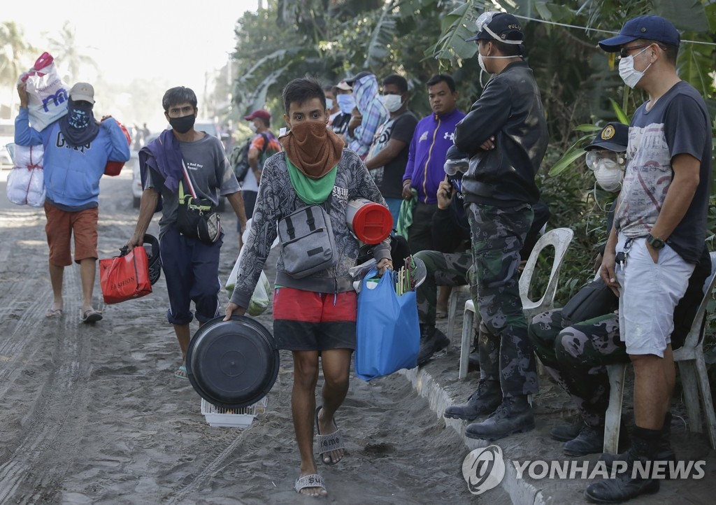 가재도구 챙겨 나오는 필리핀 탈 화산 인근 주민들