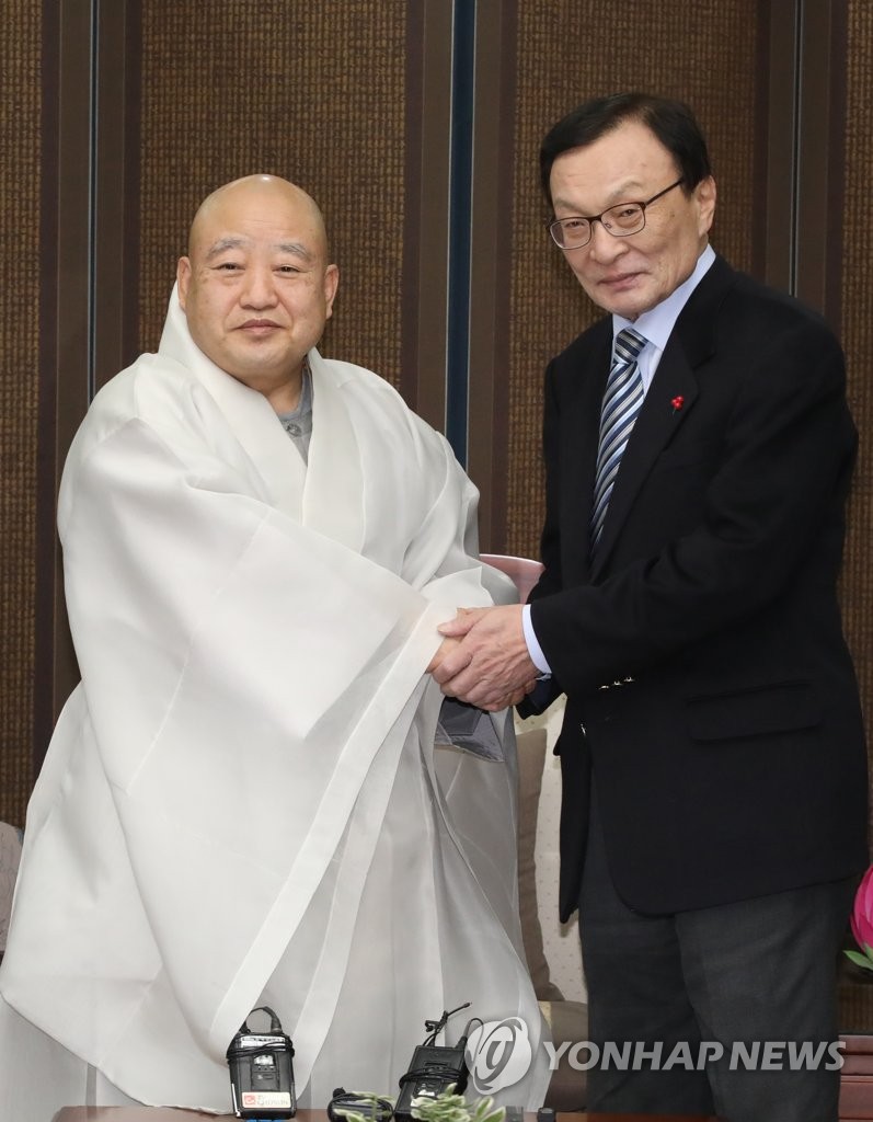 원행 스님과 악수하는 이해찬 대표