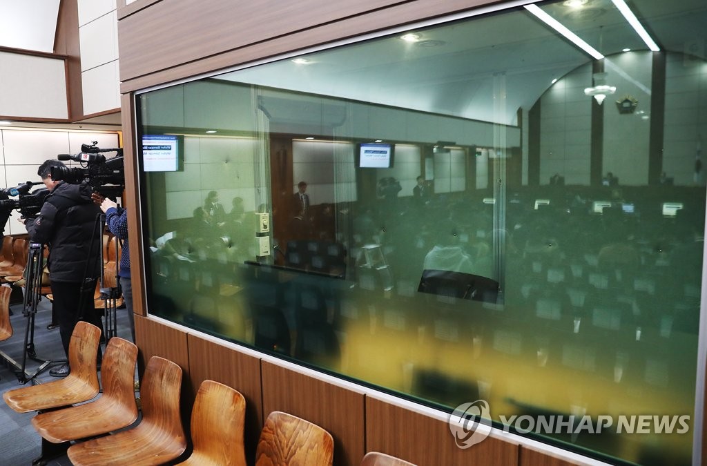 법정엔 통역 박스도