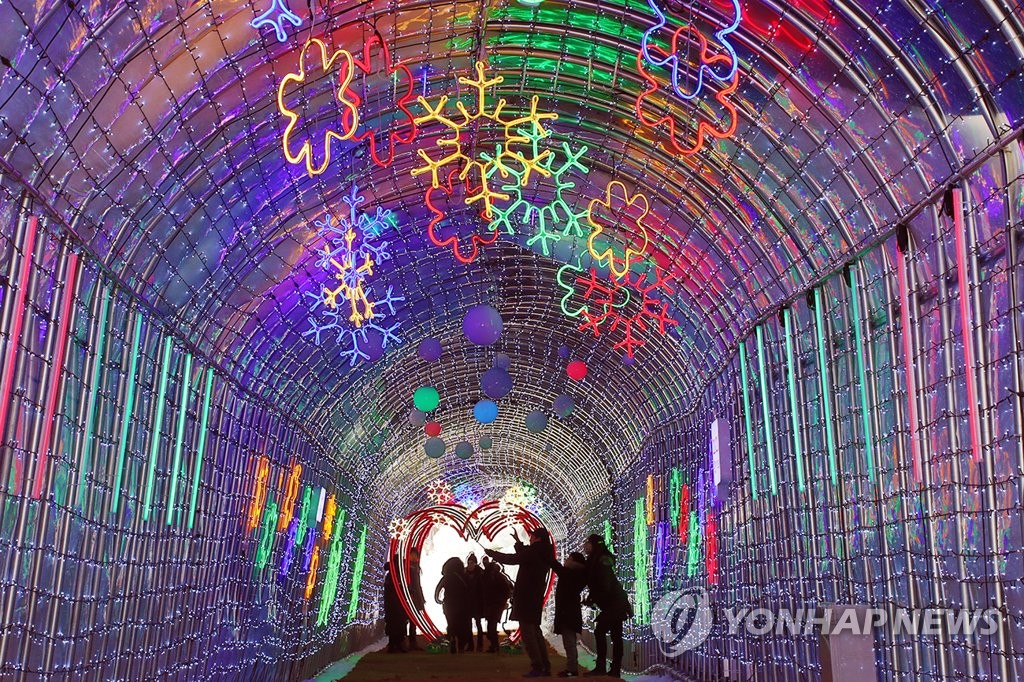 대관령눈꽃축제의 화려한 LED빛터널