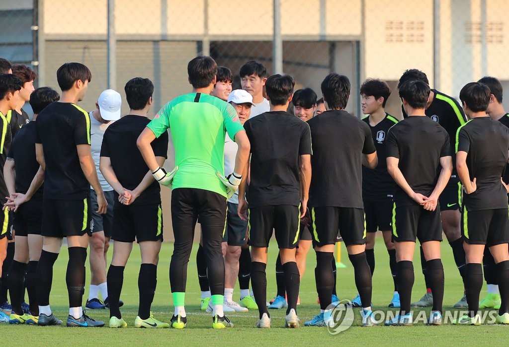 선수들과 미팅하는 김학범