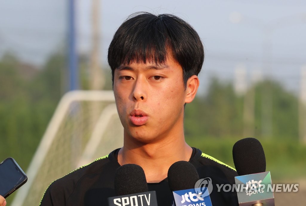 인터뷰 하는 김재우