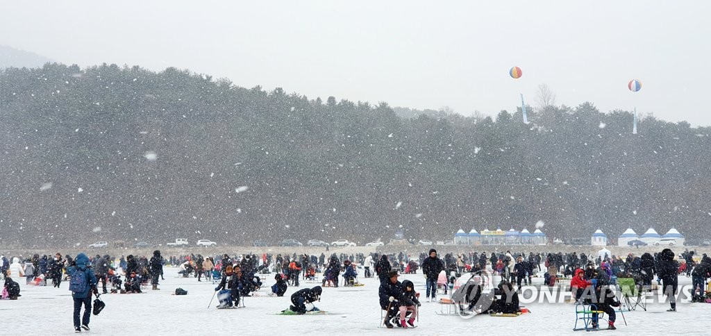 "설국이 따로 없네요" 눈 내리는 빙어축제장
