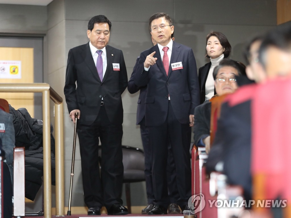 한국당 경제자문단 출범식 참석하는 황교안-심재철