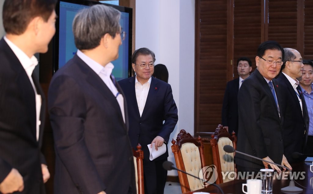 수석·보좌관 회의 입장하는 문 대통령