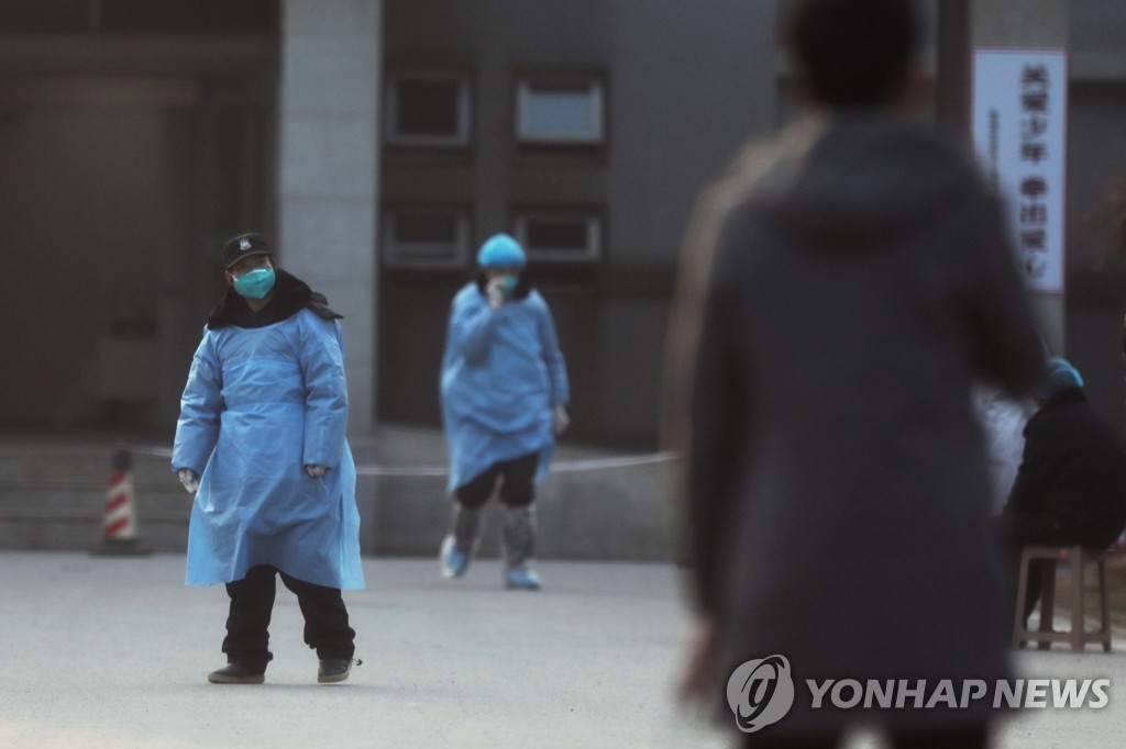 '우한 폐렴' 환자들 입원한 병원 앞 보안요원