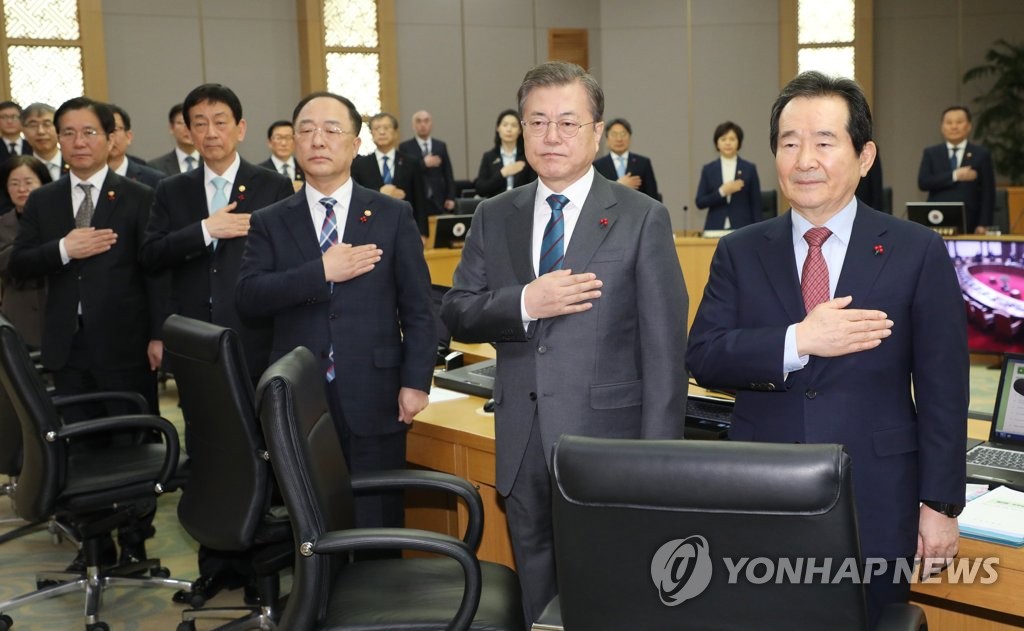 국기에 경례하는 문 대통령