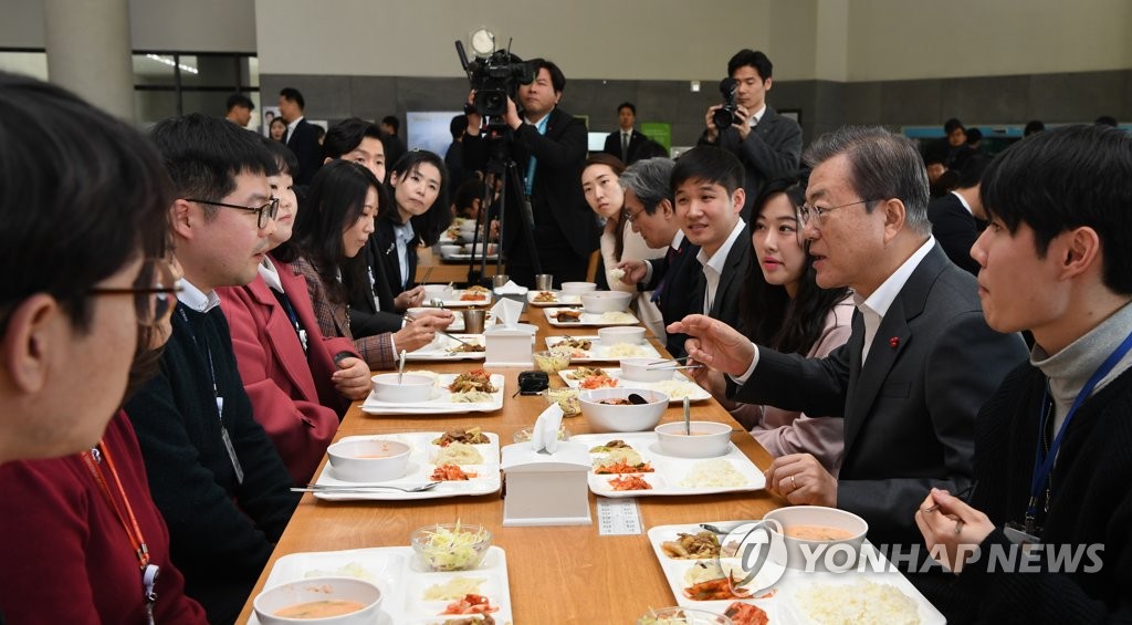 신임 공무원들과 문 대통령
