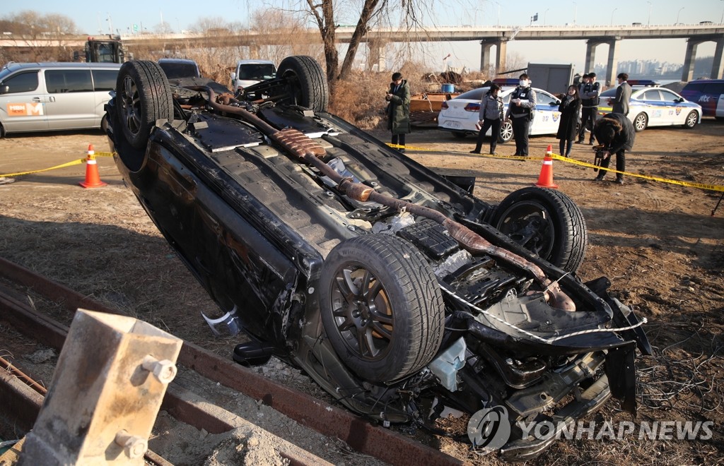 인양되는 성산대교 추락 SUV 차량