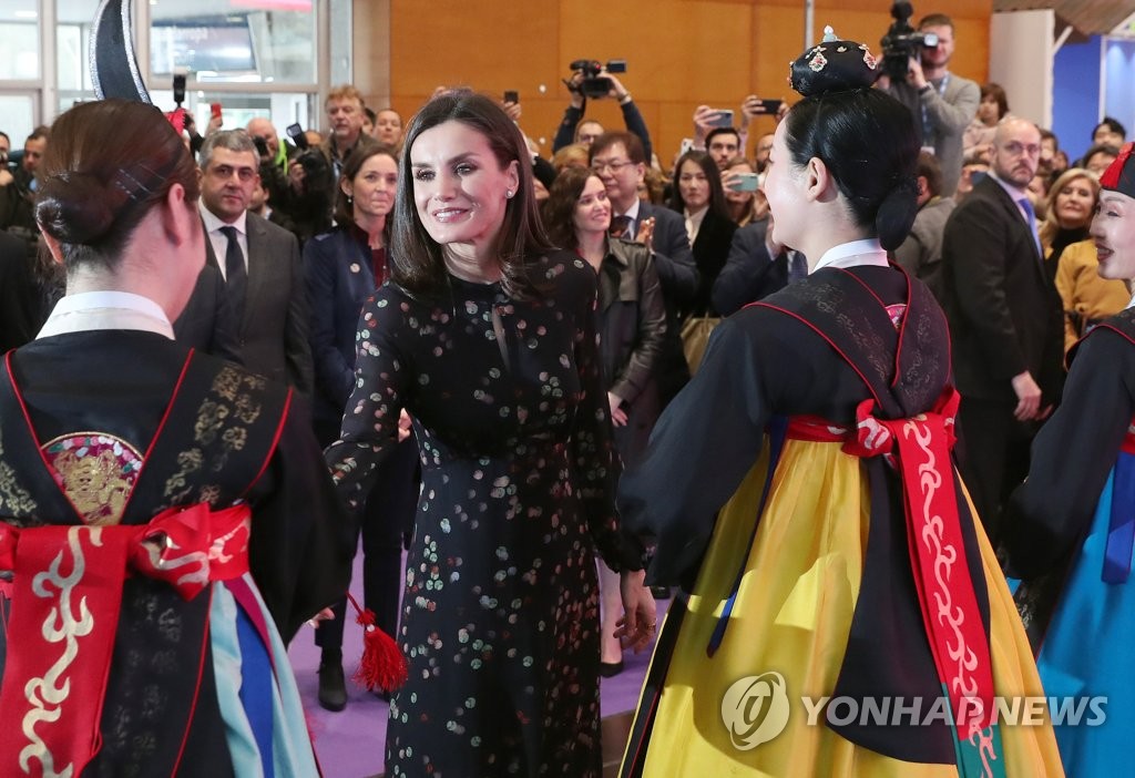 한국 전통공연단 격려하는 스페인 왕비