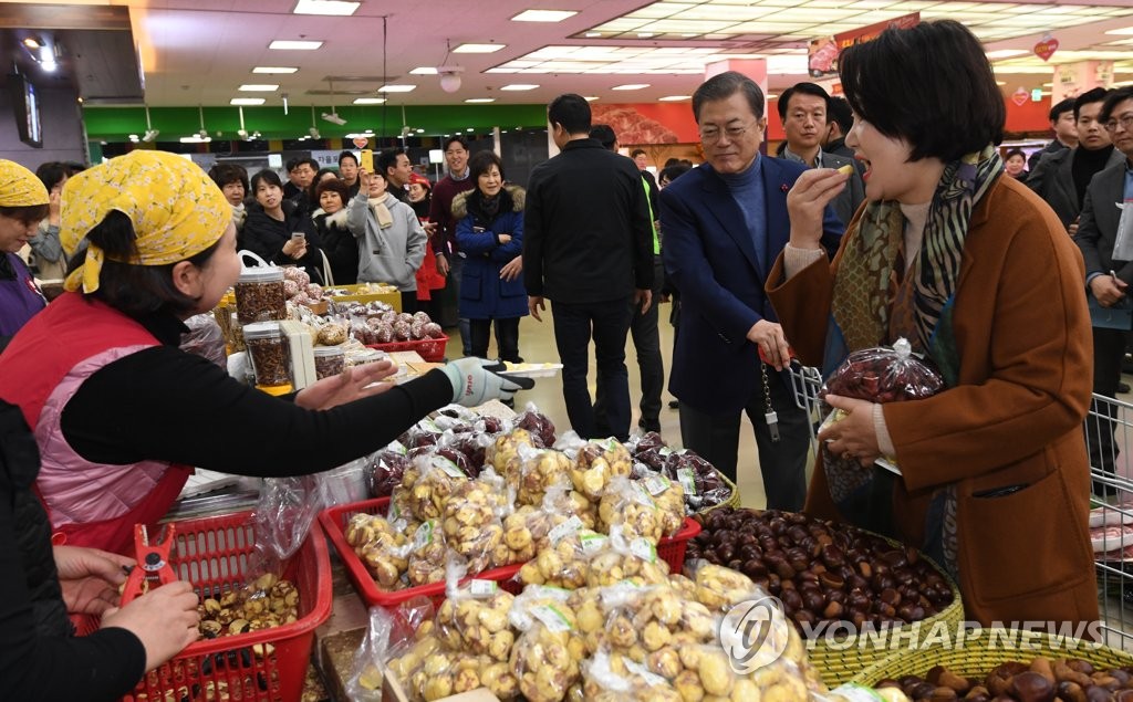 설 장보는 문 대통령 내외