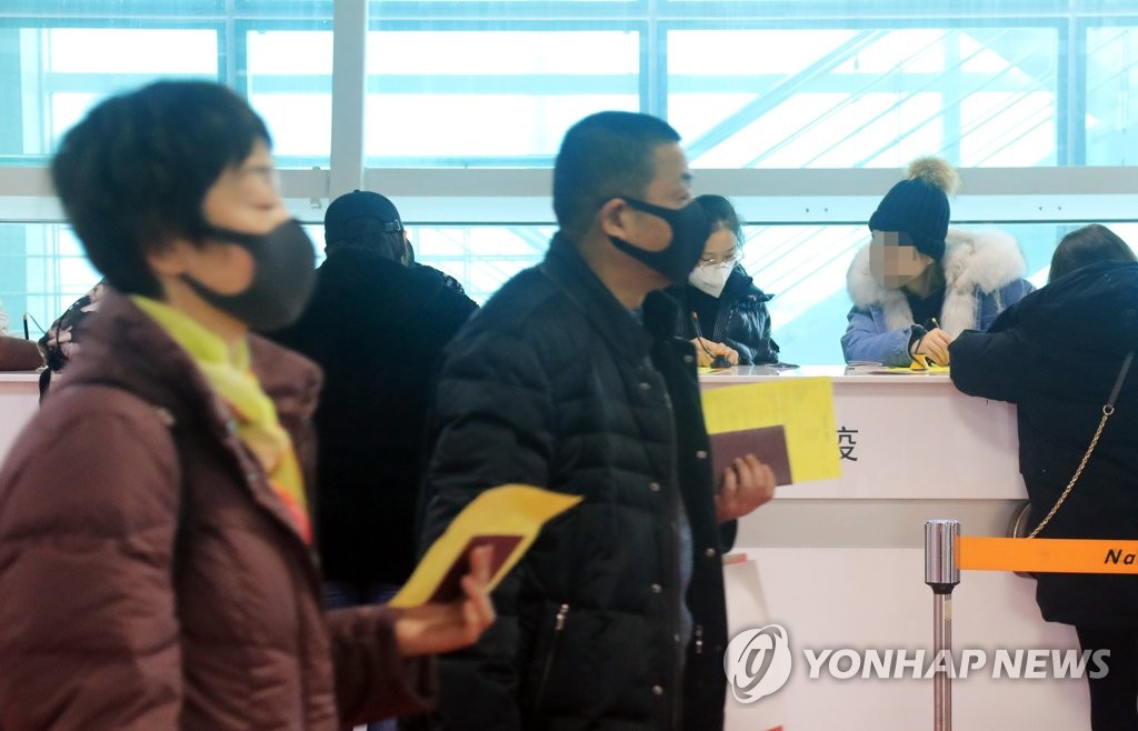 마스크 끼고 입국하는 중국인 관광객