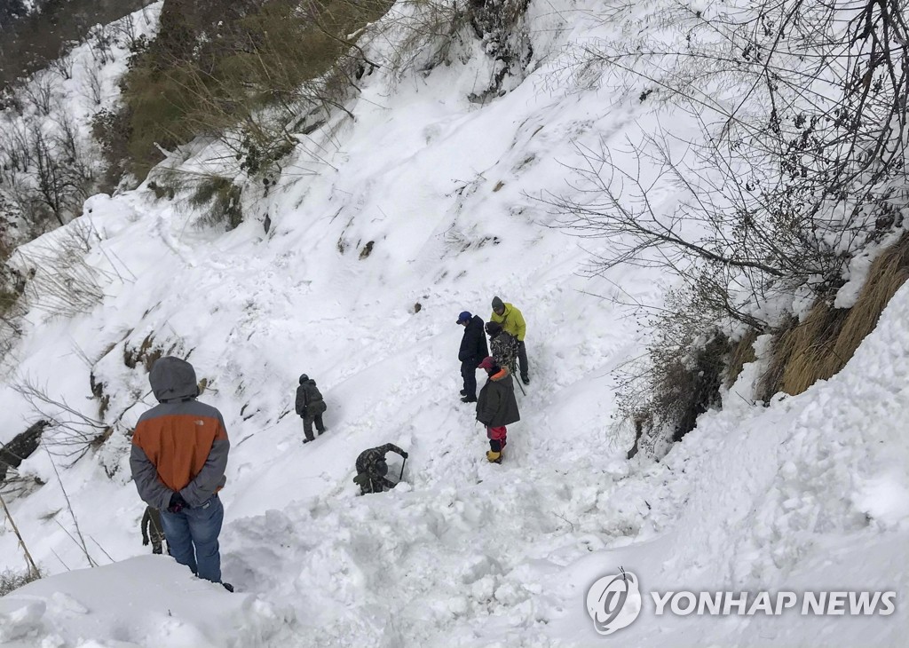 눈사태 실종자 수색하는 네팔 군 구조대