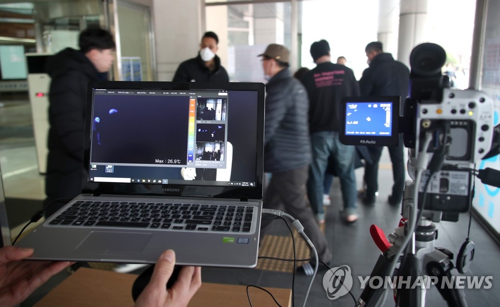 병원 출입구에 설치된 체온 감지 장치