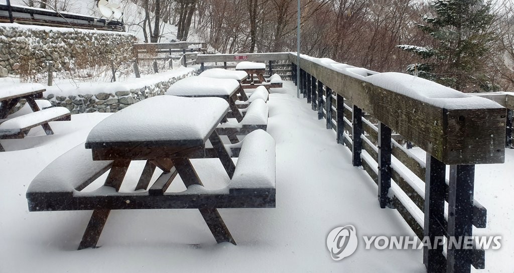 탁자에 쌓인 눈