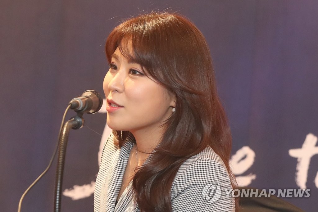 질의에 응답하는 이예랑대표